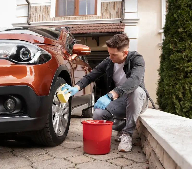 Lavage auto à domicile Peyrat-le-Château : professionnel intervenant sur un véhicule